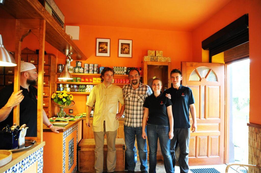 Na zdjęciu od lewej Ahmed, Aleš, Jiří, Monika i Piotr w dniu otwarcia Czajowni we Wrocławiu - 2010 r.